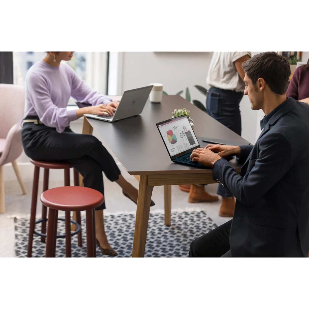 Galery – HP EliteBook 1040 G11 Intel Core Ultra 7 155H Computador portátil 35,6 cm (14″) WUXGA 16 GB LPDDR5x-SDRAM 1 TB SSD Wi-Fi 6E (802.11ax) Windows 11 Pro Prateado0
