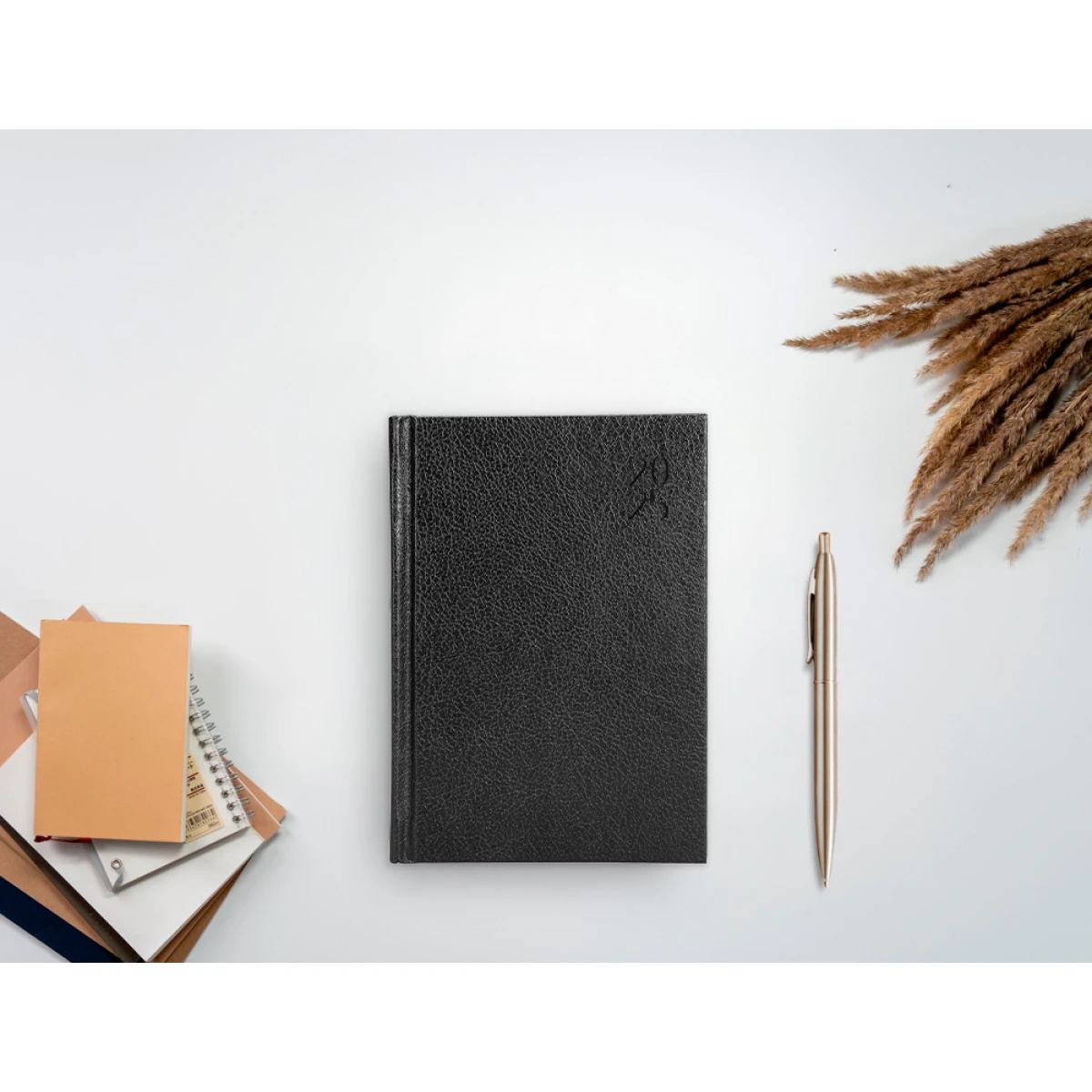 Galery – Agenda encadernada liderpapel corfu a5 2025 dia pagina cor preto papel 60 gr0