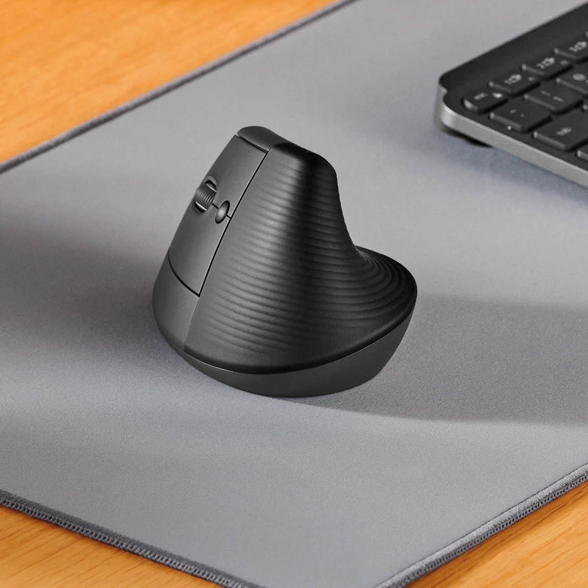 Galery – Logitech Lift rato Escritório Mão esquerda RF Wireless + Bluetooth Ótico 4000 DPI0