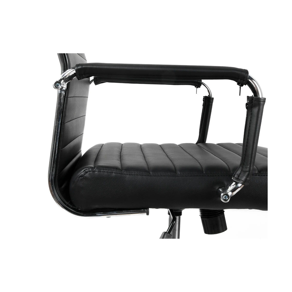 Cadeira q-connect escritorio bosa imitacao de pele base metalica alt max 1130 larg 550 prof 630 mm rodas premium cor pre