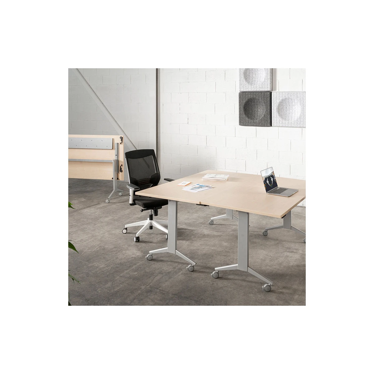 Mesa de escritorio rocada 160x80cm com tabuleiro rebativel 90 acabamento fd02 aluminio/cinza